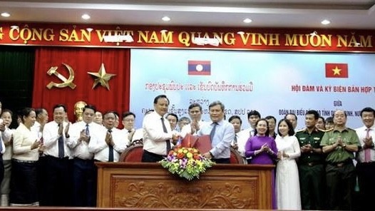 Leaders of Quang Binh and Savannakhet sign a new cooperation agreement. (Photo: VNA)
