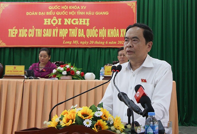 Permanent NA Vice Chairman Tran Thanh Man speaks at the meeting.