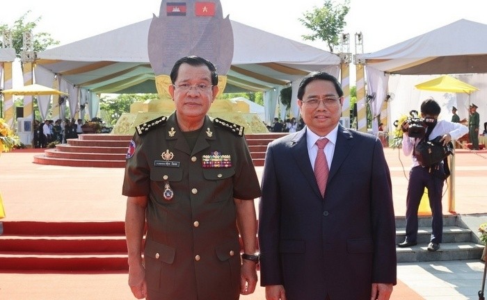 Cambodian Prime Minister Hun Sen and his Vietnamese counterpart Pham Minh Chinh (Photo: VNA)