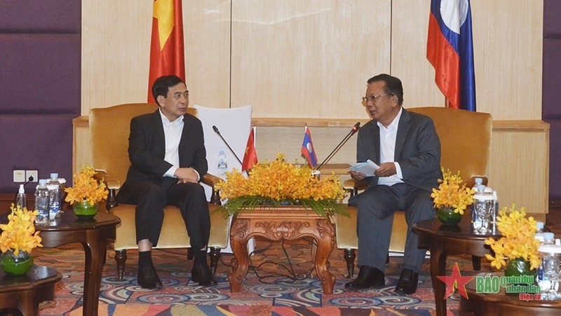 Giang (left) in the meeting with Deputy Prime Minister and Defence Minister of Laos General Chansamone Chanyalath. (Photo: Quan Doi Nhan Dan)
