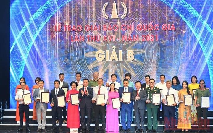 Winners of the B prizes of the 16th National Press Awards (Photo: THANH DAT)