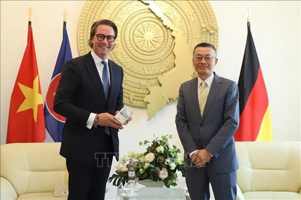  Vietnamese Ambassador to Germany Vu Quang Minh (R) and Parliamentarian Andreas Scheuer (Photo: VNA) 