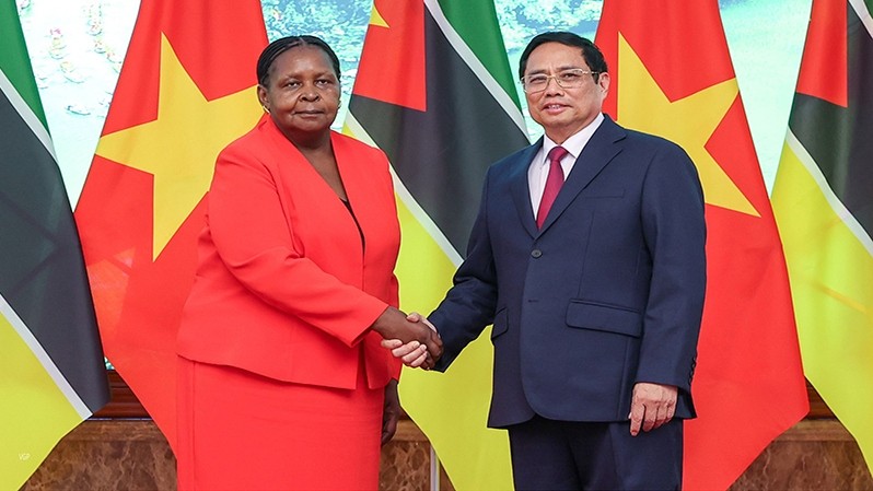 Prime Minister Pham Minh Chinh (R) and President of the Mozambican Assembly Esperanca Laurinda Francisco Nhiuane Bias (Photo: NDO/Tran Hai)