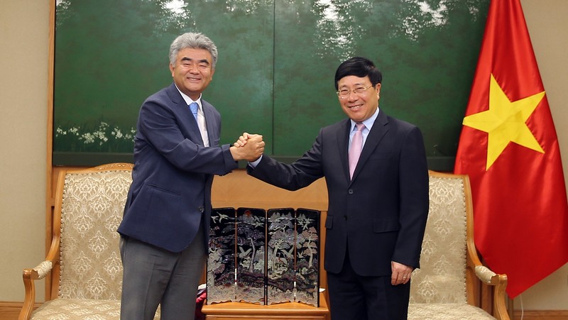 Deputy Prime Minister Pham Binh Minh and Chairman of Daewoo E&C Group Jung Won-ju. (Photo: VGP)