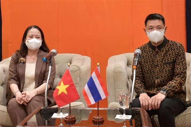 Vietnamese Vice President Vo Thi Anh Xuan (L) and Governor of Udon Thani province of Thailand Sayam Sirimongkol at their meeting on June 22. (Photo: VNA)