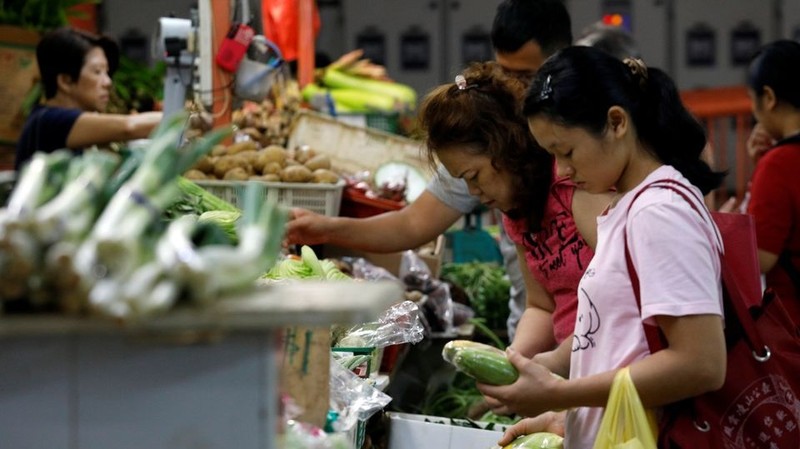 People shop for vegetables at a wet market in Singapore. (Photo: Reuters)