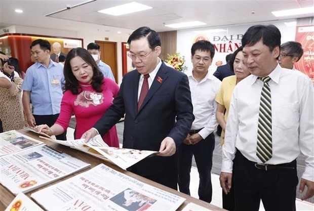 National Assembly Chairman Vuong Dinh Hue visits Dai bieu Nhan dan (People’s Representatives) newspaper. (Photo: VNA)