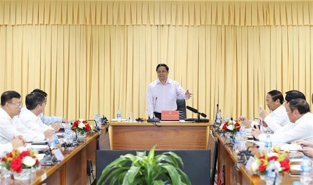 Prime Minister Pham Minh Chinh works with leaders of O Mon 1 Thermal-power Plant (Photo: VNA)  