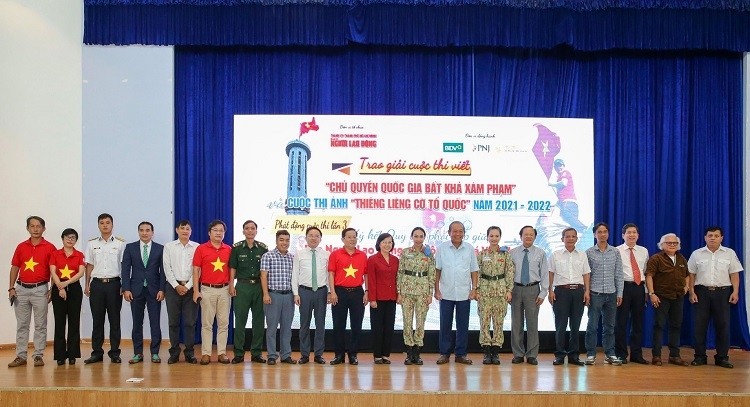 Winners of the two contests honoured at the ceremony (Photo: nld.com.vn)