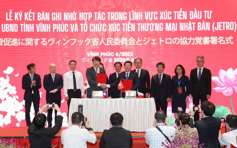 The Vinh Phuc People’s Committee and JETRO sign a memorandum of understanding on cooperation in investment promotions.