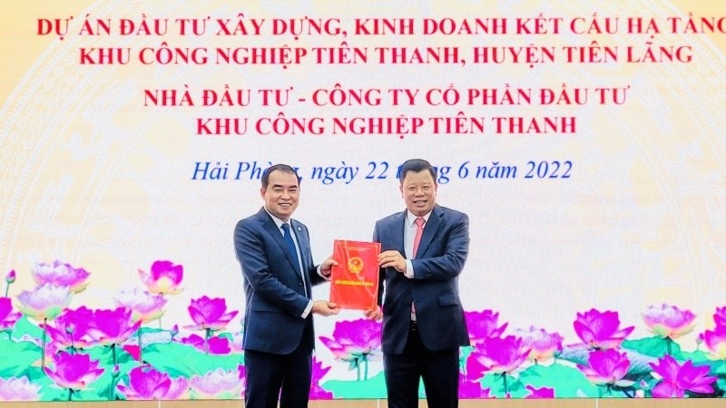 A Hai Phong official grants Tien Thanh Company a license to develop a new industrial park in Tien Lang District.