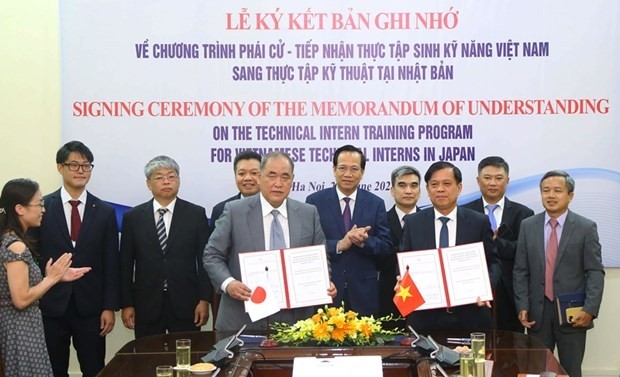At the signing ceremony of a memorandum of understanding on the technical intern training programme between Vietnam and Japan (Photo: VNA)