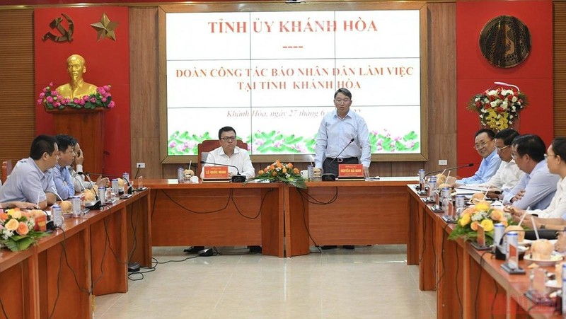 An overview of the working session between Nhan Dan (People) Newspaper and the Khanh Hoa Provincial Party Committee.
