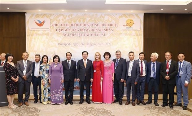 National Assembly Chairman Vuong Dinh Hue (ninth from right) meets representatives from the Vietnamese entrepreneur community in Europe (Photo: VNA)
