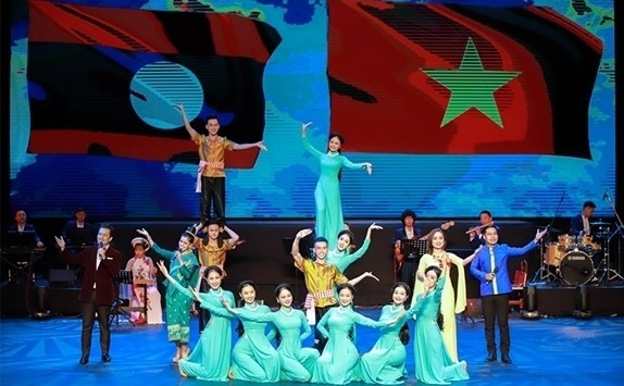 A performance at the Vietnam Week in Laos in 2019 (Photo via VGP)