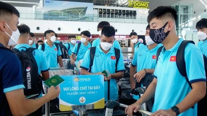 The Vietnamese U19 team at Hanoi’s Noi Bai International Airport on June 28. (Photo: VFF)