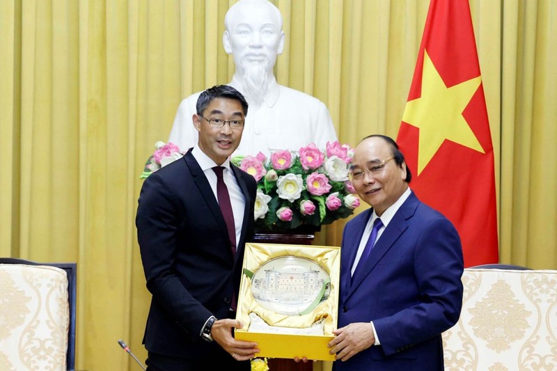 President Nguyen Xuan Phuc (R) receives Honorary Consul of Vietnam in Switzerland Philipp Rosler (Photo: VNA)