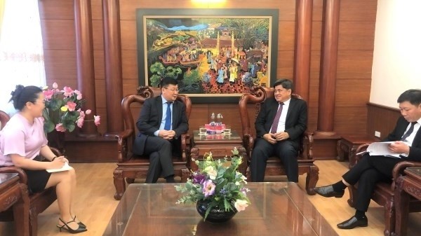 Deputy Minister of Agriculture and Rural Development Tran Thanh Nam (R) and Mongolian Ambassador to Vietnam Jigjee Sereejav at the event. (Photo: VNA)