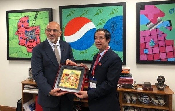 Minister of Education and Training Nguyen Kim Son (R) presents a gift to British Secretary of State for Education Nadhim Zahawi on June 29. (Photo: VNA)