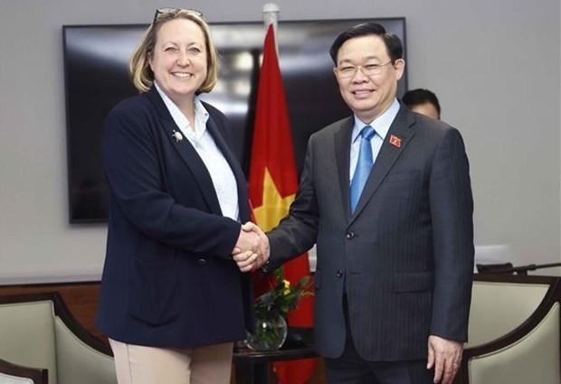 Chairman Vuong Dinh Hue (R) and UK Secretary of State for International Trade Anne – Marie Trevelyan (Photo: VNA) 