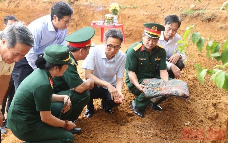 Deputy PM Vu Duc Dam visits the martyrs’ remains search and collection team of Division 968 of Military Region 4 at the Ba Long War Zone relic site in Ba Long Commune (Photo: NDO)