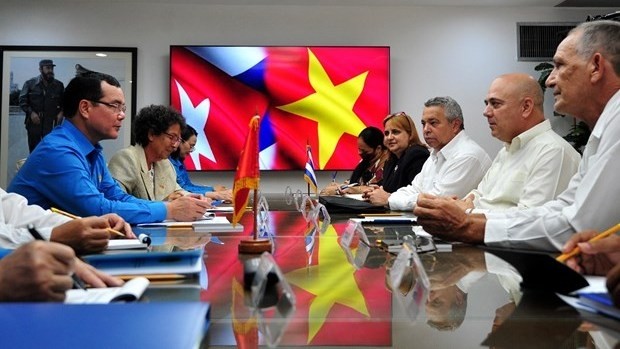 The meeting between the VGCL delegation and Roberto Morales Ojeda, Politburo member and Secretary in charge of organisation affairs of the Communist Party of Cuba (Photo: VNA)