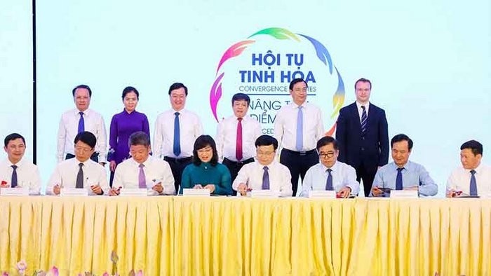 The signing ceremony of the cooperation agreement on development of tourism linkage among Hanoi, Ho Chi Minh City and the extended North-Central region and the plan to implement the linkage activities. (Photo: NDO)