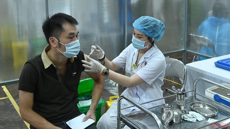 A man is vaccinated against COVID-19. (Photo: Duy Linh)