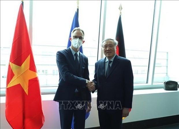 Chief Justice of the Supreme People's Court Nguyen Hoa Binh (R) and Sebastian Bockemühl, an official of the German Federal Ministry of Justice. (Photo: VNA) 