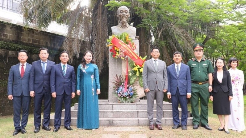 Vice President Vo Thi Anh Xuan and a Vietnamese delegation offer flowers at the President Ho Chi Minh Monument in the Philippines.