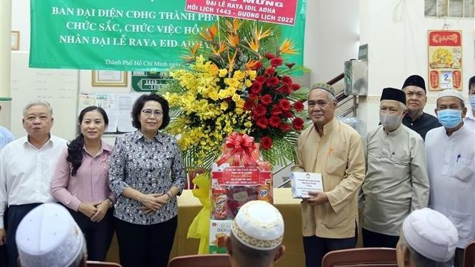 Ho Chi Minh City Front leaders extend congratulations to the Muslim community. (Photo: VNA)