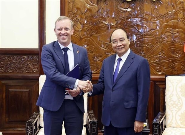 President Nguyen Xuan Phuc (right) receives British Ambassador Gareth Ward. (Photo: VNA)
