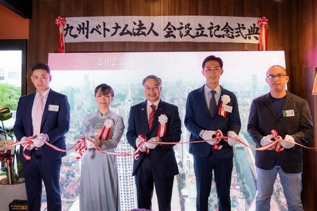 Delegates cut the ribbon to launch the Kyushu - Vietnam Business Association. (Photo: VNA)