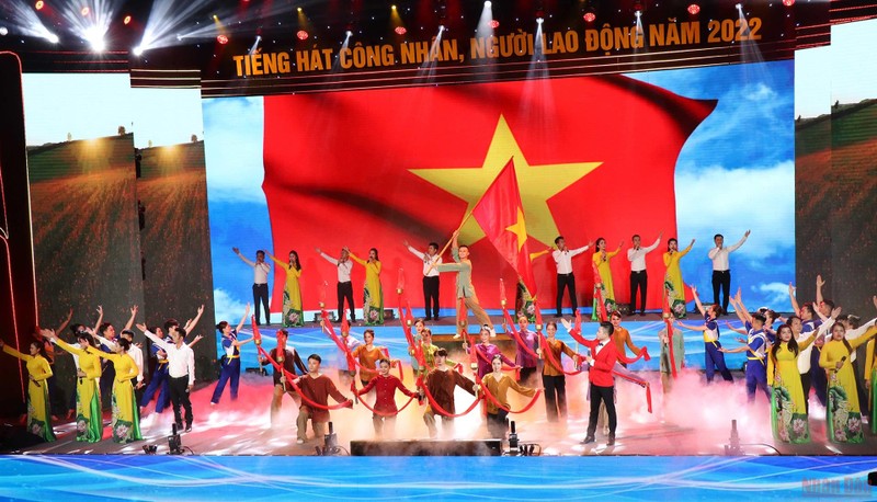 A performance by the Bac Ninh troupe.