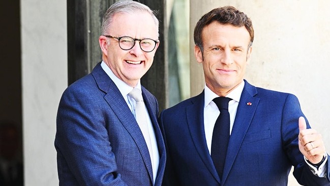 French President Emmanuel Macron (right) receives Australian Prime Minister Anthony Albanese. (Photo: FRANCE24)