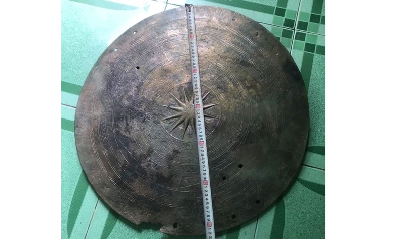 The drumhead is 7.6kg in weight and 63cm in diameter. (Photo: thanhnien.vn)