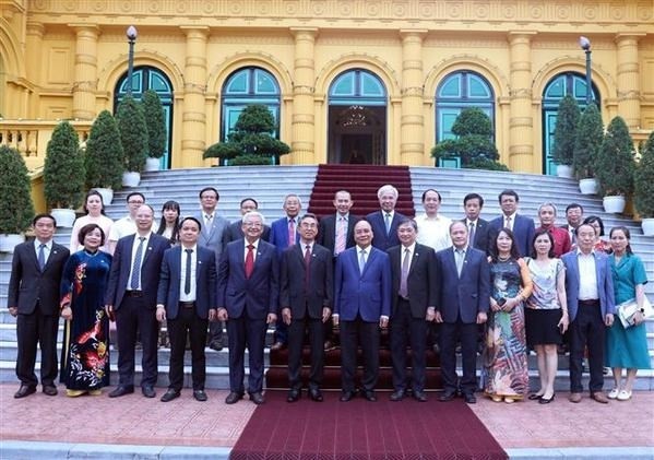 PM Nguyen Xuan Phuc and delegates pose for a photo (Photo: VNA)