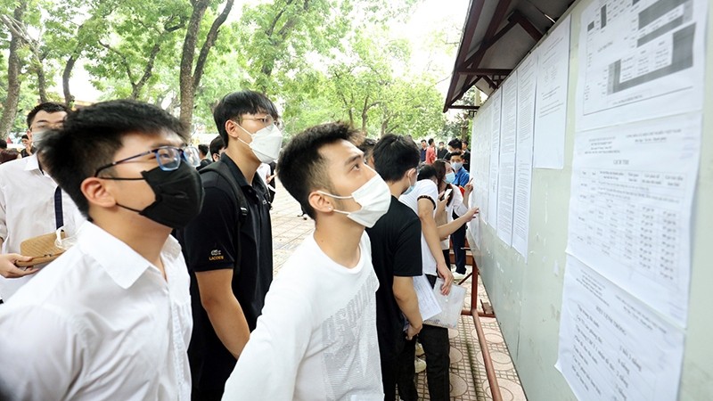 Candidates see exam information at the test site at Phan Dinh Phung High School, Hanoi. (Photo: VIET CHUNG)
