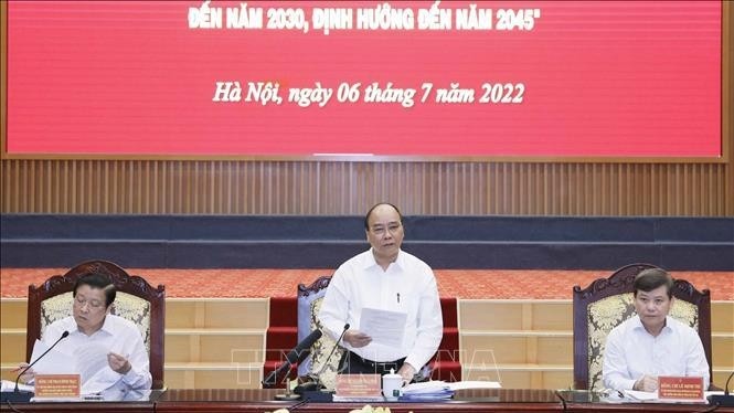 President Nguyen Xuan Phuc (standing) addresses the meeting. (Photo: VNA)
