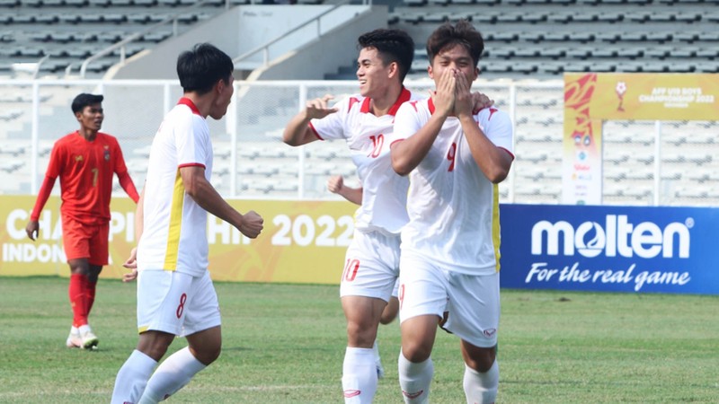 Vietnamese players celebrate after scoring a goal against Myanmar. (Photo: Tran Tien)