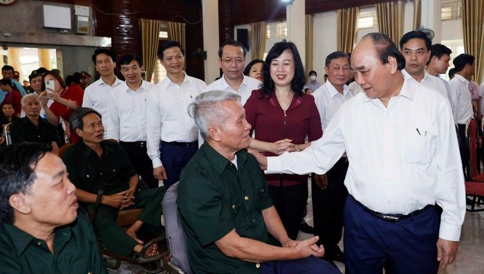 President Nguyen Xuan Phuc visits war invalids and sick soldiers in Bac Ninh province. (Photo: VNA)