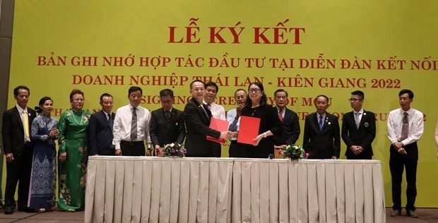 Vietnamese and Thai businesses sign memoranda on investment cooperation at the forum on July 7. (Photo: VNA)