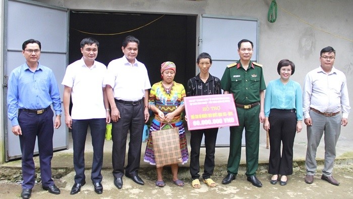 80 million VND delivered to a poor family in Vi Xuyen district, Ha Giang province to help them build a new house (Photo:  baohagiang.vn)