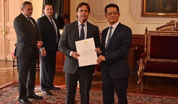Vietnamese Ambassador to Argentina and Uruguay Duong Quoc Thanh (R) presents his letter of credentials to Uruguayan President Luis Lacalle Pou (Photo: VNA) 