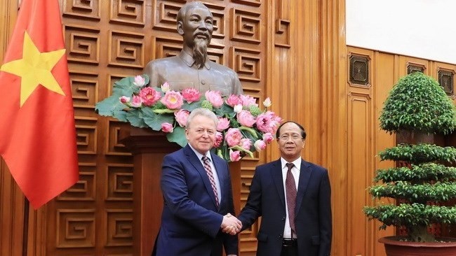 Deputy Prime Minister Le Van Thanh (right) receives EU Commissioner for Agriculture Janusz Wojciechowski. (Photo: VNA)