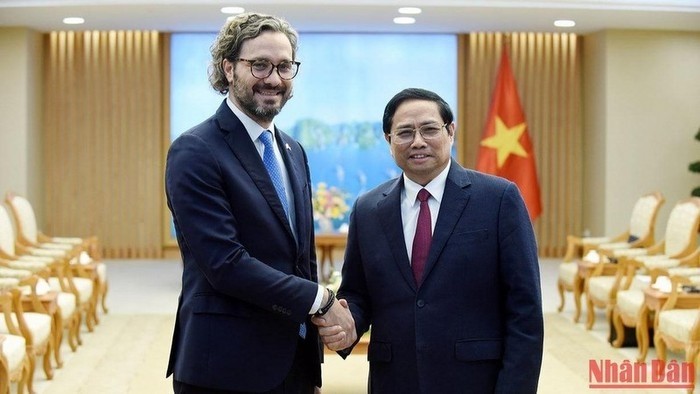 PM Pham Minh Chinh (right) receives Argentinean Minister of Foreign Affairs, International Trade and Worship, Santiago Andrés Cafiero. (Photo: NDO)
