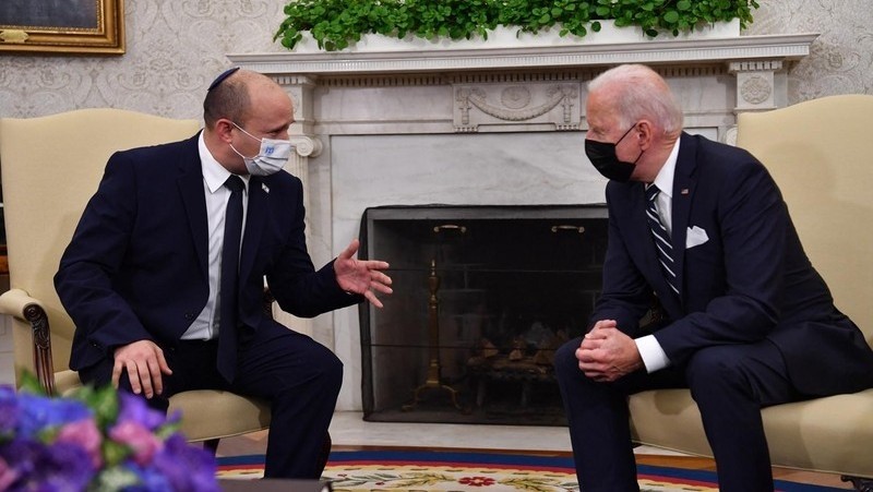 US President Joe Biden (right) talks with Israeli Prime Minister Naftali Bennett at the White House on August 27, 2021 (Photo: AFP/VNA)