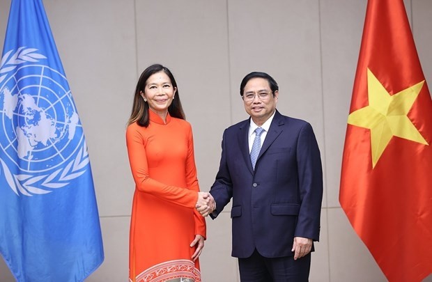 Prime Minister Pham Minh Chinh (right) hosted a reception in Hanoi on July 13 for newly-appointed UN Resident Coordinator in Vietnam Pauline Tamesis. (Photo: VNA)