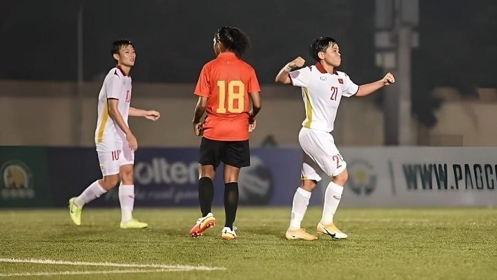 Vietnam (in white) have already qualified for the semifinals with one game in hand. (Photo: Webthethao)
