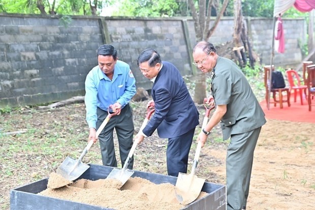 Vietnamese Ambassador Nguyen Huy Tang (centre) and leaders of the Cambodian Royal Army and Military Region 5 of Vietnam mark the start of construction on July 13. (Photo: VNA)